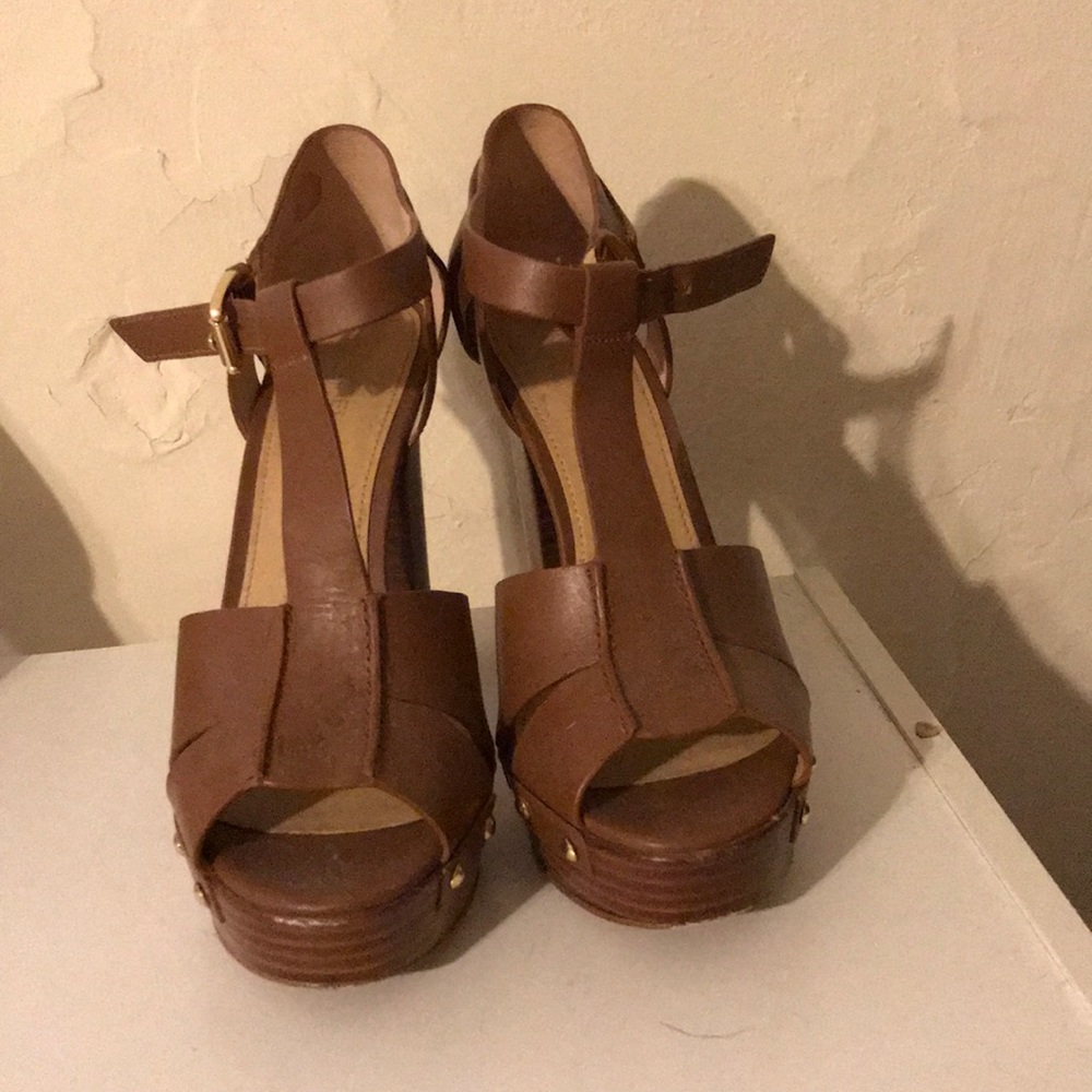 Nude/brown heels